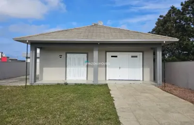 Casa com amplo terreno a apenas 310 metros do mar, próxima ao centro