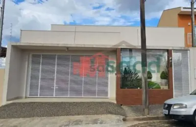 Belíssima residência com 3 suítes e piscina à venda em órfãs