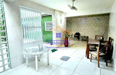Casa com 2 salas, varanda, 3 quartos, copa coz., depend., a de serv., quintal, vaga 3 carros, à ven