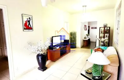 Casa com 2 salas, varanda, 3 quartos, copa coz., depend., a de serv., quintal, vaga 3 carros, à ven