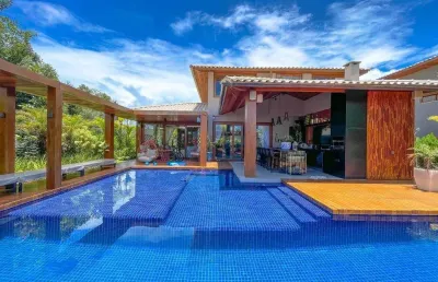 Casa de luxo em condomínio na praia do forte: 4 quartos, 4 suítes, 6 banheiros, 4 vagas de garagem, 400m² de área. venda ou locação em mata de são joão-ba.