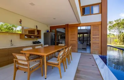 Imperdível casa em condomínio na praia do forte: 4 quartos, 4 suítes, 1 sala, 6 banheiros, 3 vagas de garagem e 444m² de área!