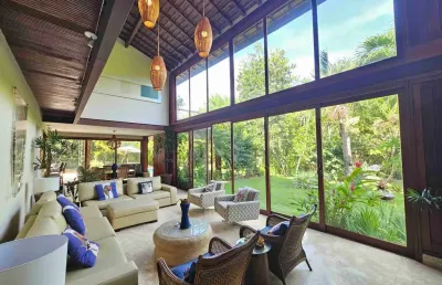 Impecável casa em condomínio na praia do forte, mata de são joão-ba: 6 quartos, 5 suítes, 2 salas, 7 banheiros, 4 vagas, 1.000m².