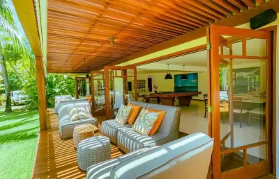 Casa em condomínio de luxo na praia do forte: 6 quartos, 6 suítes, 2 salas, 9 banheiros, 4 vagas, 360m² - mata de são joão-ba.