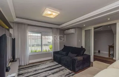 Casa à venda - 230m², 4 quartos, sendo 2 suítes, churrasqueira, piscina e 03 vagas de garagem