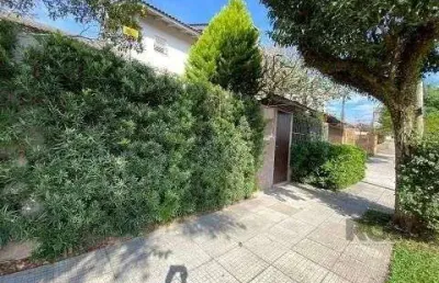 Casa 3 dormitórios a uma quadra da avenida teresópolis e cinco minutos do bourbon shopping teresópolis