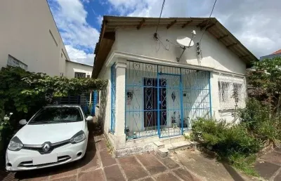 Ampla casa de 180m² com 2 dormitórios e churrasqueira.