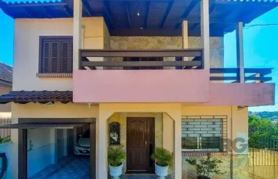 Excelente casa de 240m² com 4 dormitórios e 2 vagas.