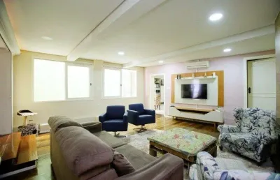 Excelente casa de 235m² com 4 dormitórios e 3 vagas no bairro azenha.