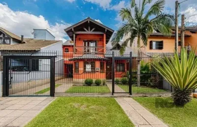 Excelente casa de 209m² com 3 dormitórios, piscina e 3 vagas de garagem.