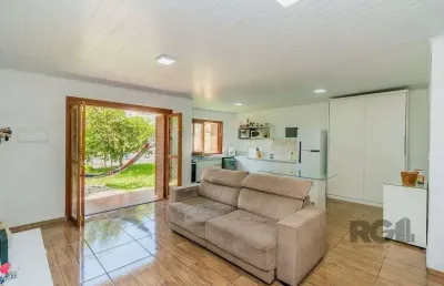 Casa de 2 dormitórios com 98m² no bairro lomba do pinheiro