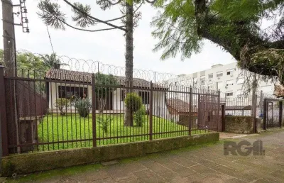Casa com 5 quartos à venda na Rua Nunes, 302, Medianeira, Porto Alegre
