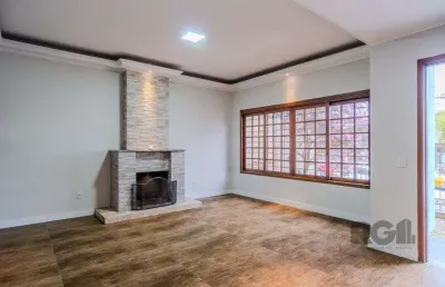 Casa de 214m² com 4 dormitórios, 1 suíte, piscina e 2 vagas no bairro teresópolis