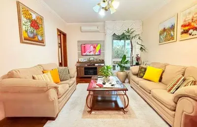 Impecável apartamento com 3 dormitórios , 3 banheiros , 2 vagas cobertas , com 120 m² privativos.