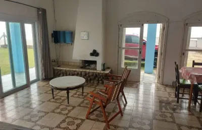 Excelente casa com cinco quartos em dois terrenos escriturados à beira mar em mariluz/imbé