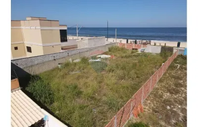 Terreno plano e murado de frente para o mar na barra de maricá.