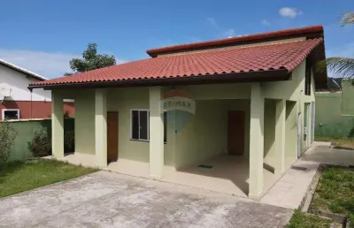 Casa em condomínio fechado,dois dormitórios e suíte.