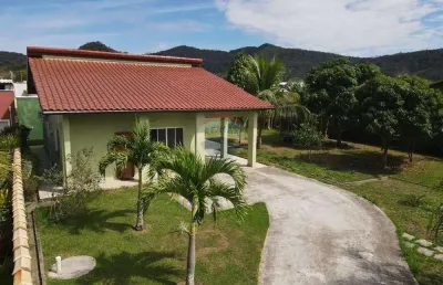 Casa em condomínio fechado,dois dormitórios e suíte.