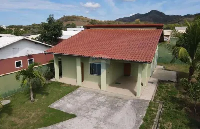 Casa em condomínio fechado,dois dormitórios sendo 1 suíte com closet e quarto auxiliar.