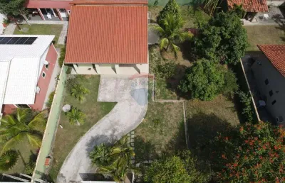 Casa em condomínio fechado,dois dormitórios sendo 1 suíte com closet e quarto auxiliar.