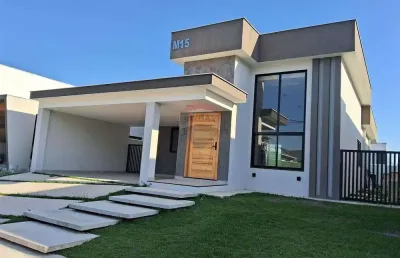 Casa em condomínio fechado com três quartos, sendo uma suíte