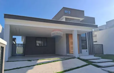 Casa em condomínio fechado com três quartos, sendo uma suíte