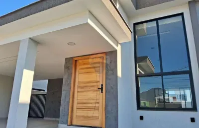 Casa em condomínio fechado com três quartos, sendo uma suíte