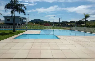 Lindo e plano terreno em condomínio com lazer completo.