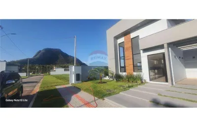 Maravlhosa casa no mais completo condomínio de maricá!!!