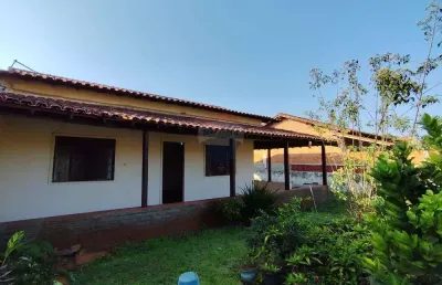 Casa com três quartos, perto da praia e da praça da 70, itaipuaçu terreno completo