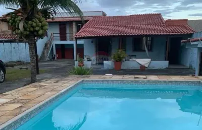 Ótima casa com 600m2 de terreno, piscina, três quartos, sendo duas suítes no jardim atlântico oeste, itaipuaçu, maricá