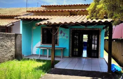 Ótima com 02 quartos, sendo uma suíte, com garagem coberta, terreno grande e ótimo espaço para uma piscina