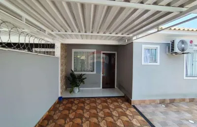 Ótima casa linear com dois quartos amplos, sendo um suíte, ótimos cômodos e espaço gourmet