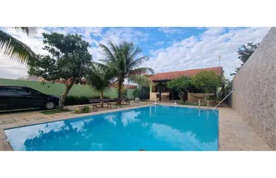 Casa linear, com 139m, 3 quartos, uma suíte, piscina, varanda gourmet.