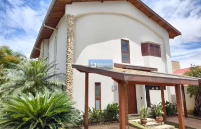 Lindo sobrado no colinas 3 suítes, área gourmet e piscina