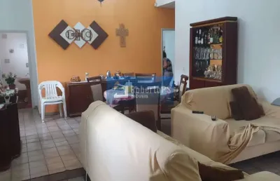 Linda casa de lote inteiro no jardim das indústrias.