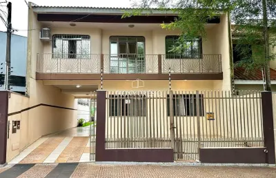 Duas casas à venda, no centro de maringá, ótima conservação.