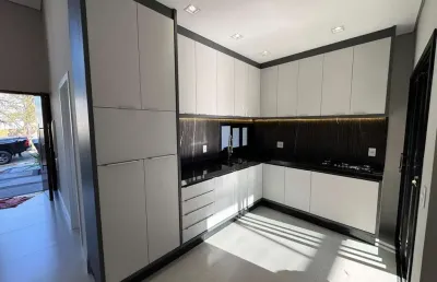 Venda de casa em condomínio de luxo no jardim mantova, indaiatuba-sp: 3 quartos, 1 suíte, 2 vagas - 139m²