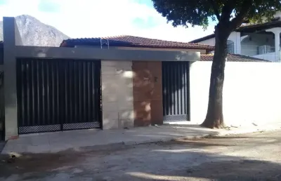 Linda casa pronta para morar na ilha – ampla, espaçosa e com ótima localização!