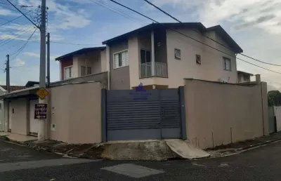 Sobrado a venda na independência, três quartos com suíte e sacada.