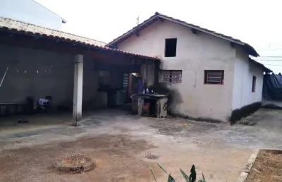 Casa em bairro bom , em avenida movimentada com espaço e toda infra estrutura nescessária