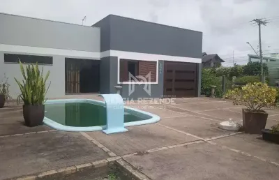 Casa de esquina com piscina e 3 suítes no centro de imbé!