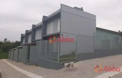 Casa duplex com 2 dormitórios, churrasqueira e garagem em camobi - ca990
