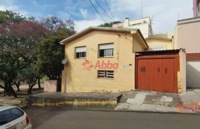 Sobrado com 4 dormitórios e 2 vagas de garagem, região central! - so1199