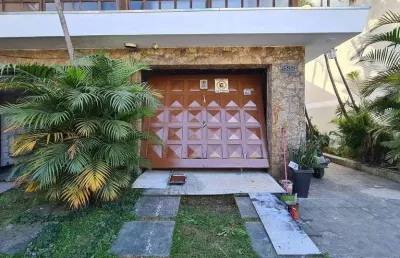 Excepcional sobrado à venda, com arquitetura clássica, com 3 dormitórios (2 suites) e 6 vagas de ga