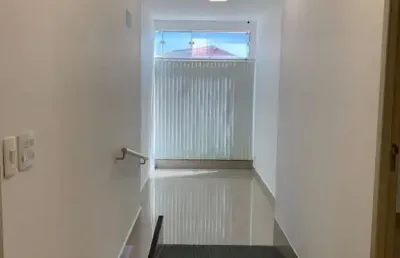 Excelente sala comercial  para locação,  sobreloja, com 120 metros, elevador, 2  banheiro, 1 sala e