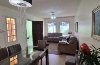 Lindo sobrado à venda, com 2 dormitórios e 2 vagas de garagem, além de um belo jardim, na região do
