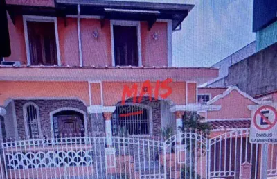 Sobrado com 3 dormitórios, piscina, churrasqueira, forno a lenha, quintal e 4 garagens!