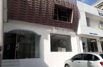 Sobrado tipo loja comercial com vitrine, ar condicionado, 2 vagas frente