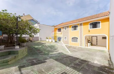 Amplo sobrado com 5 quartos (1 suíte), área gourmet e 7 vagas, no guabirotuba, semimobiliado